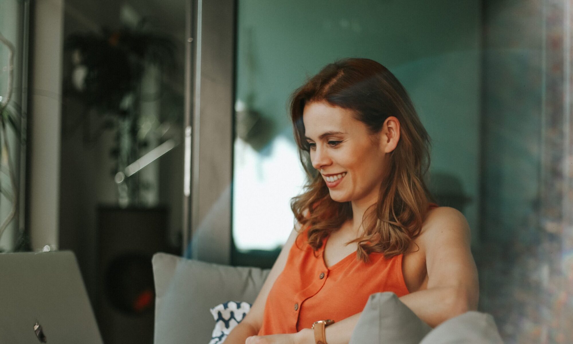 Vrouw die kijkt naar ons Online Video Platform op de laptop